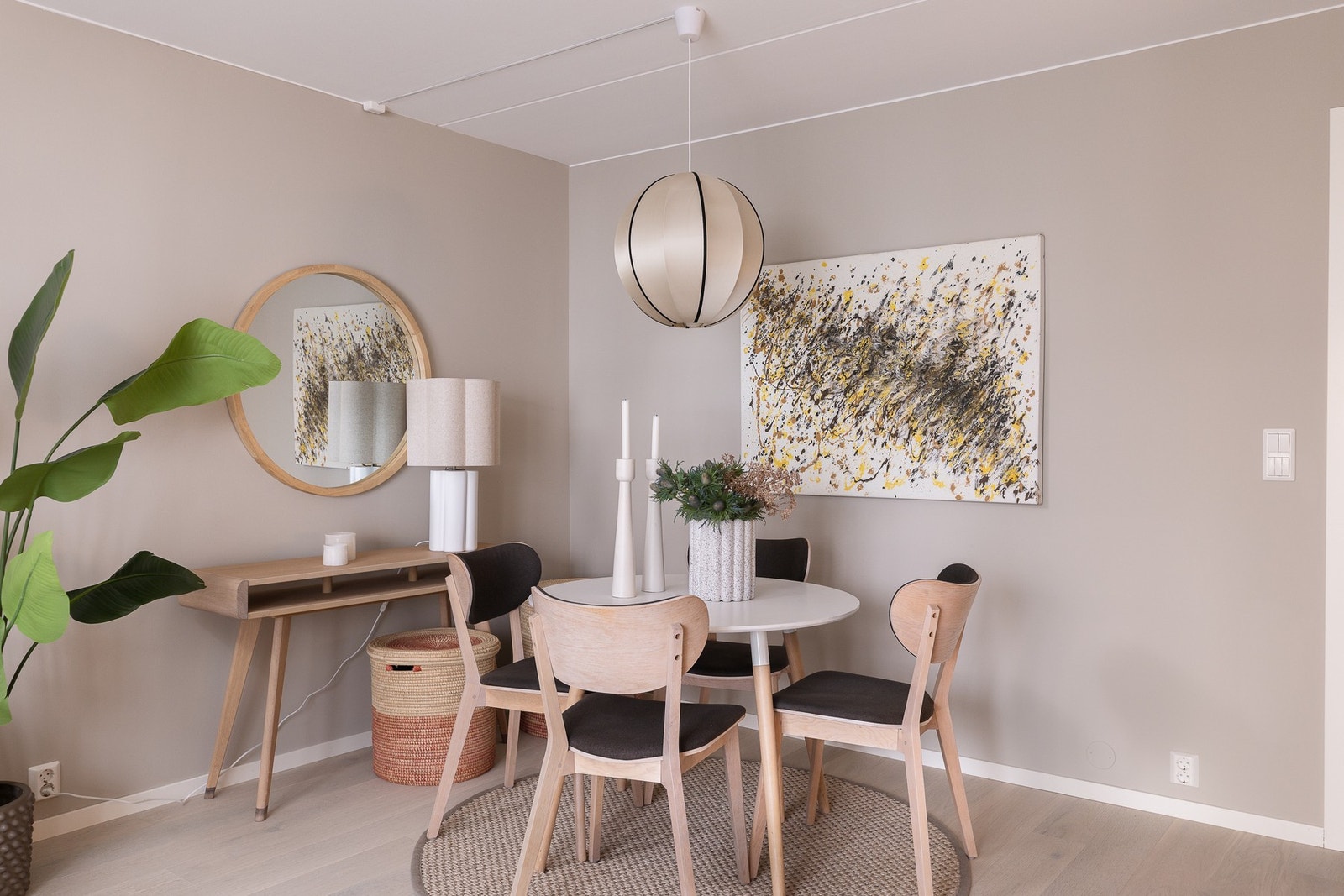 HEr kan du invitere gode venner til hjyggelige måltider. Galleribilde