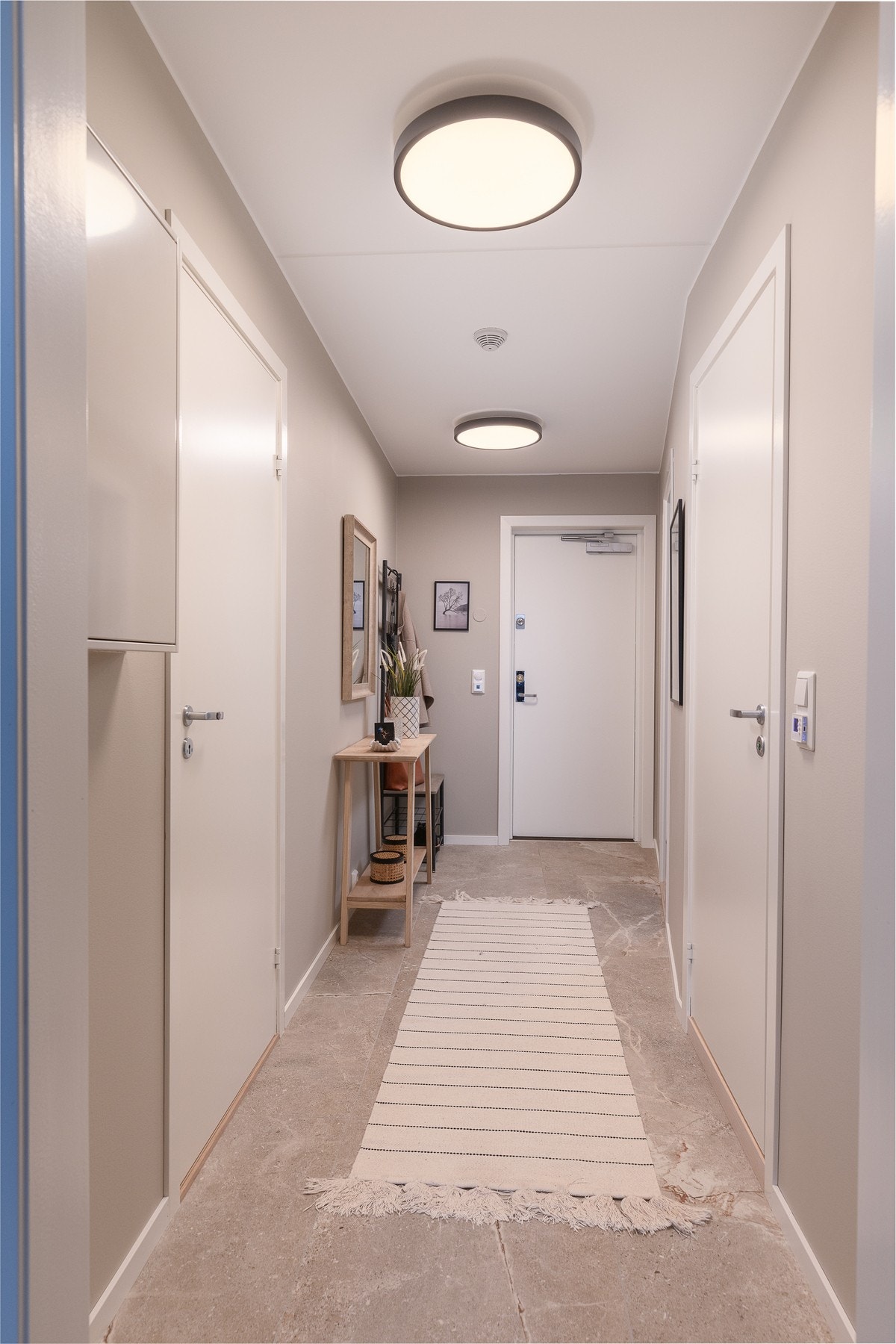 Inngangspartiet er et lyst og hyggelig møte med boligen. Det er montert flisgulv med varme. Galleribilde