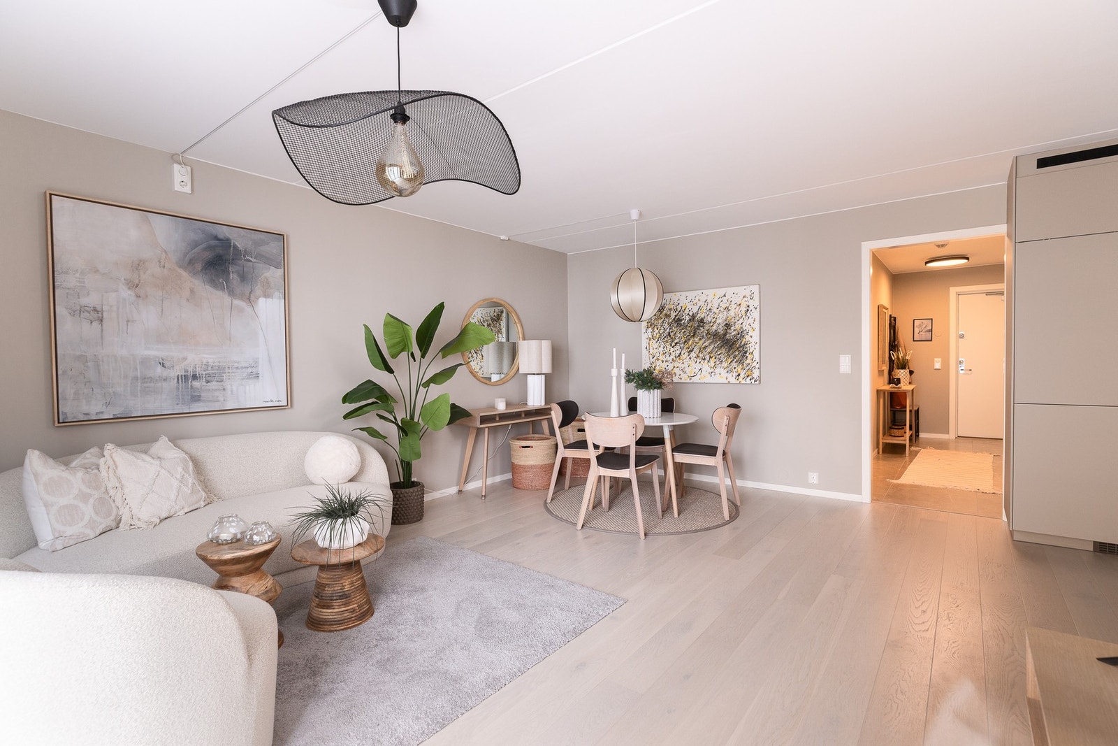 Stuen har god plass til en behagelig sittegruppe og spisebord. Galleribilde