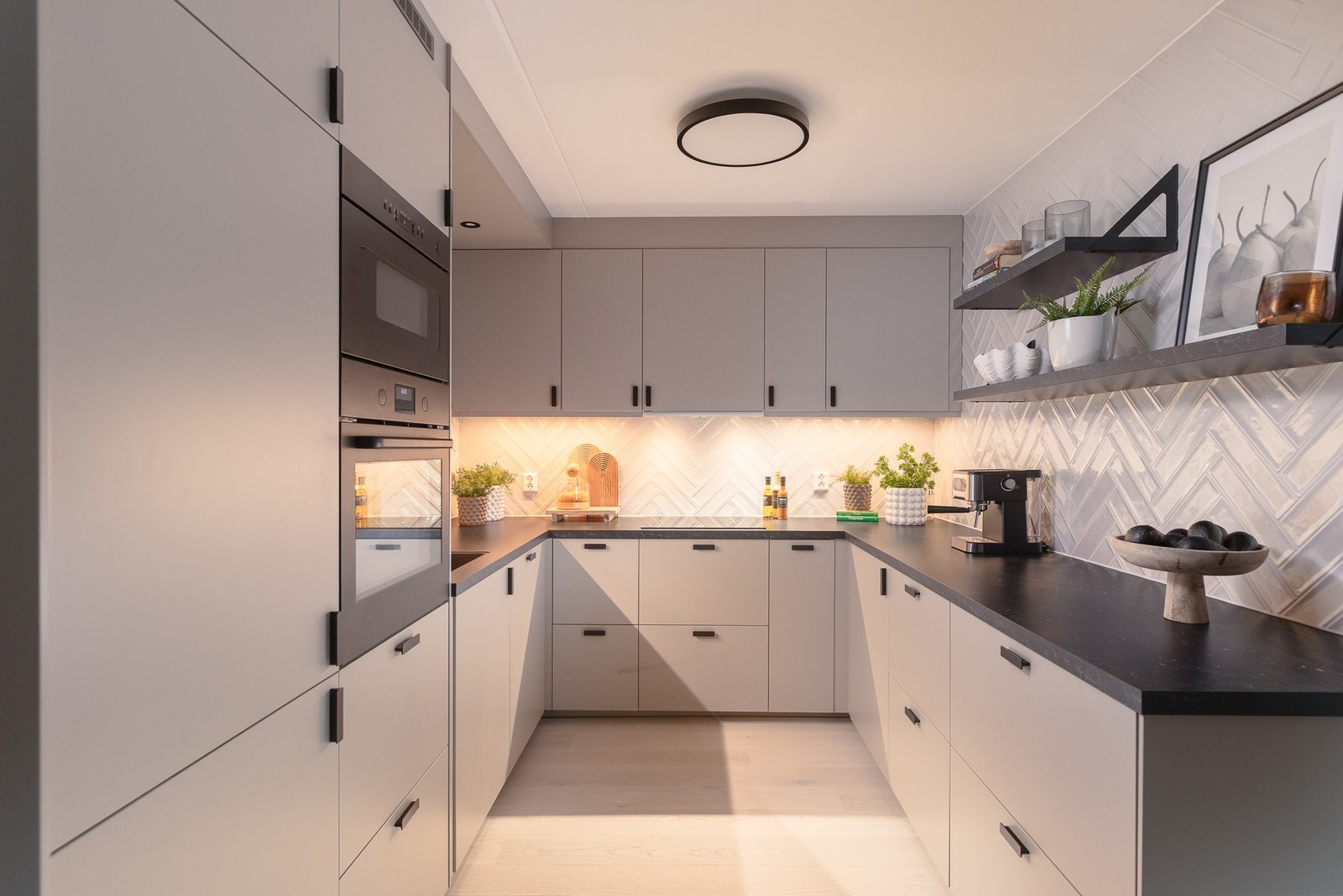 Det er montert integrerte hvitevarer. Galleribilde