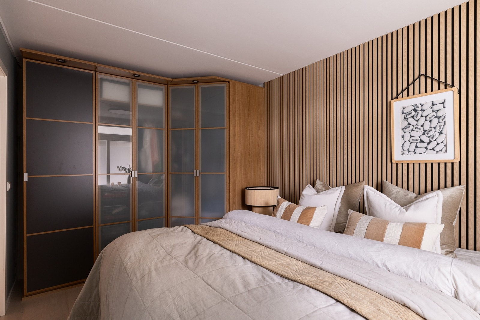 Det romslige garderobeskapet har list med downlights. Galleribilde