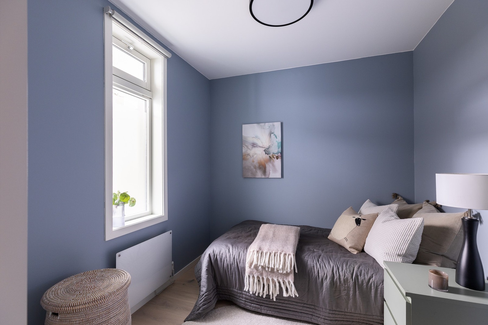 Tre soverom gjør det enkelt å tilpasse boligen til ulike behov. Galleribilde