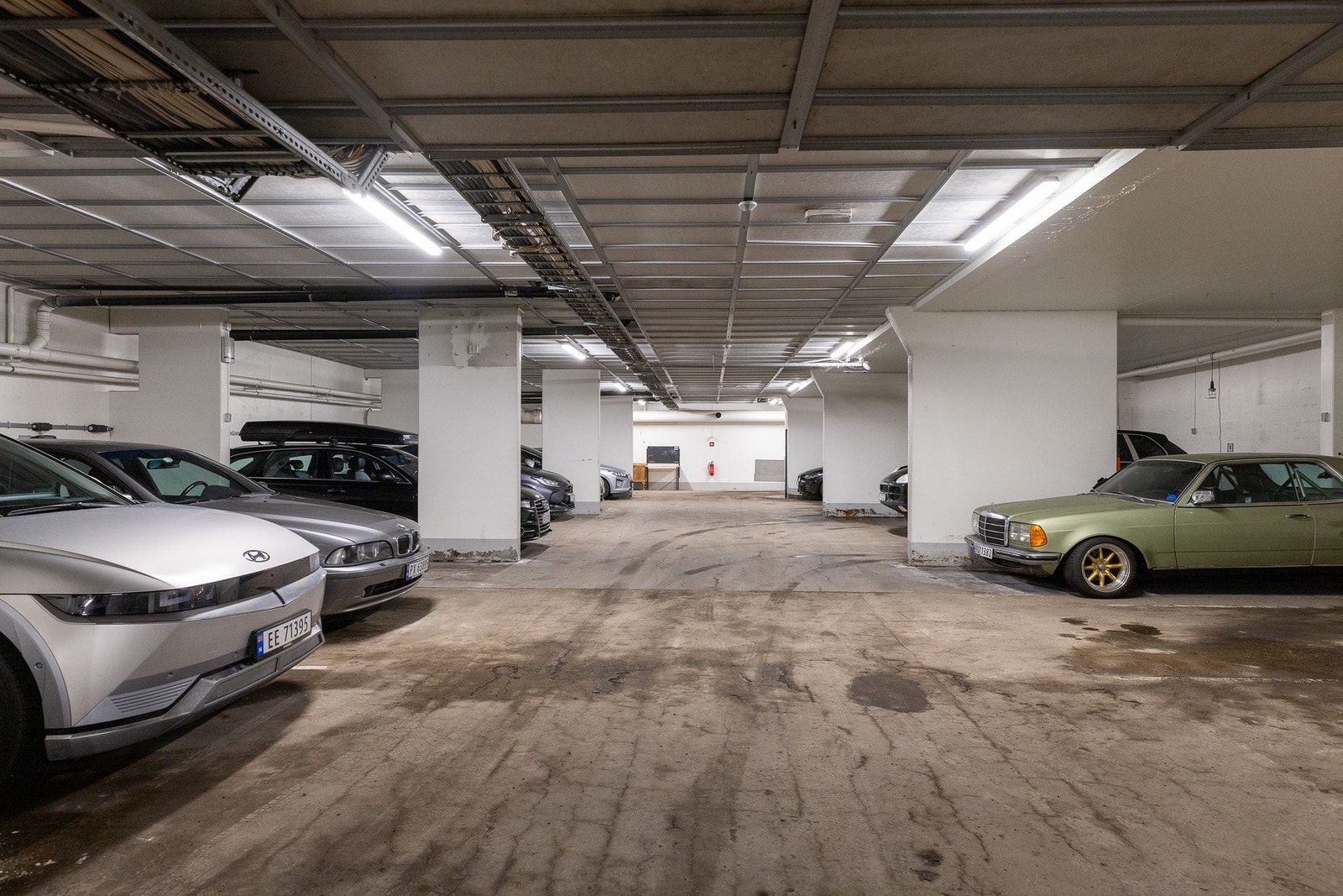 Borettslaget har 31 garasjeplasser som leies ut etter venteliste (kr. 750,-/måned). Galleribilde