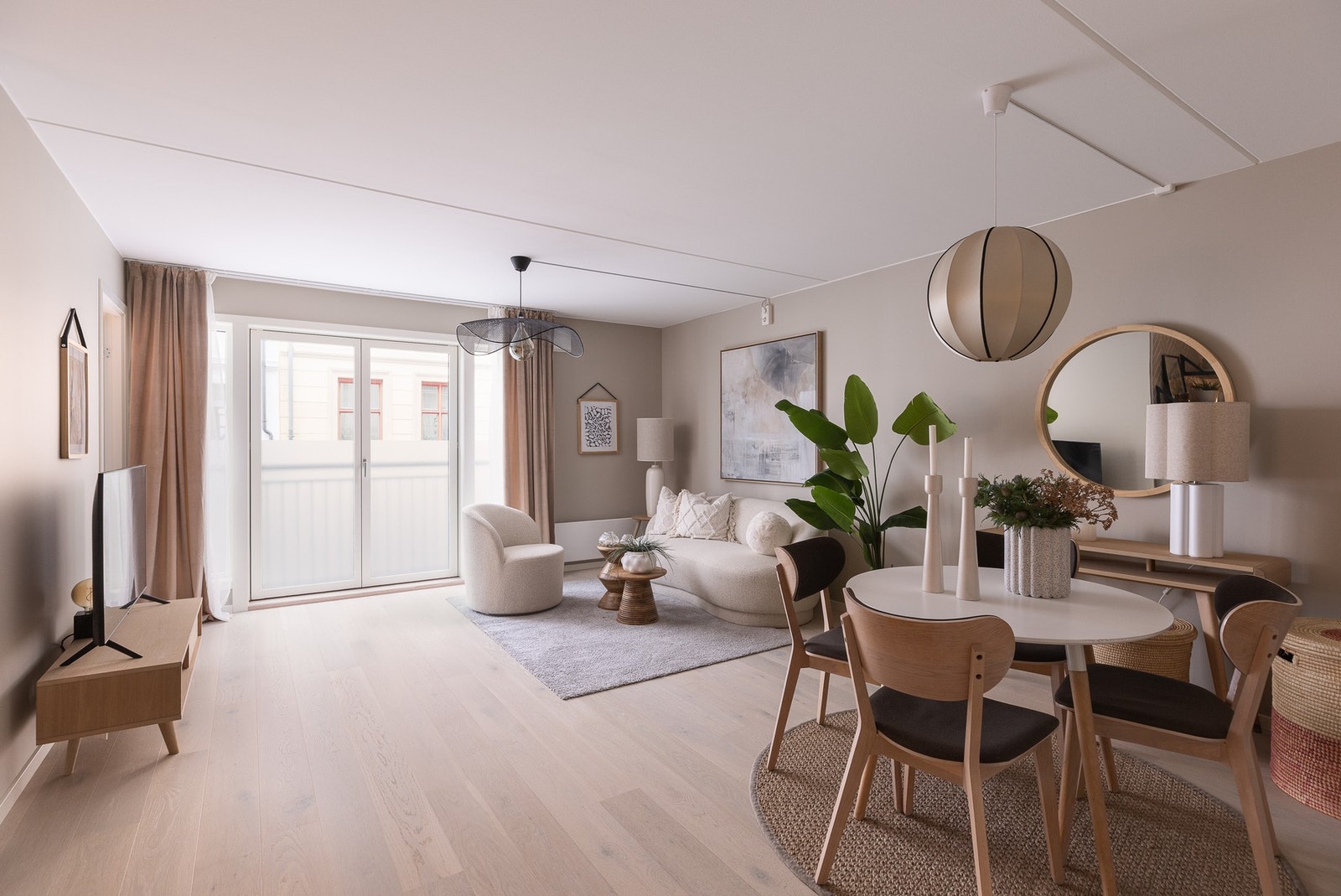 Boligen er holdt i lyse og delikate farger. Galleribilde