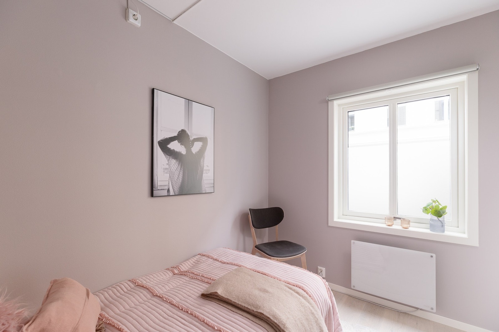 Det ble montert nye panelovner i 2025. Galleribilde