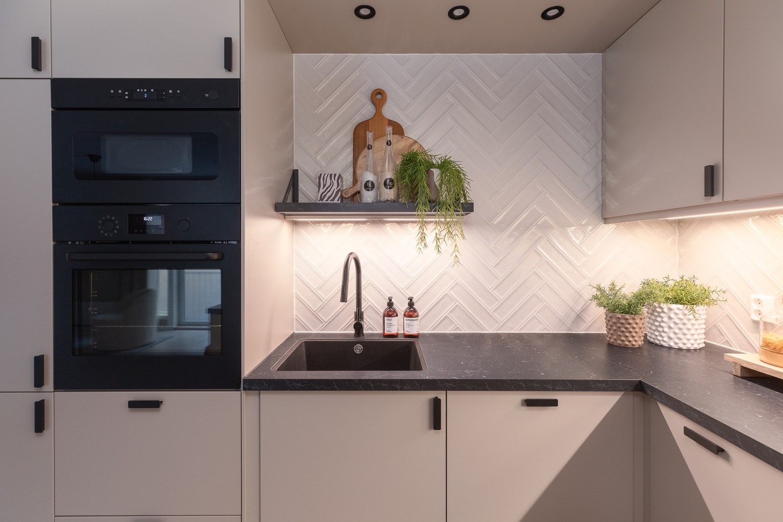 Ovn i høyskap gir en god arbeidsstilling. Armaturen ved vasken har uttrekkbar kran. Galleribilde