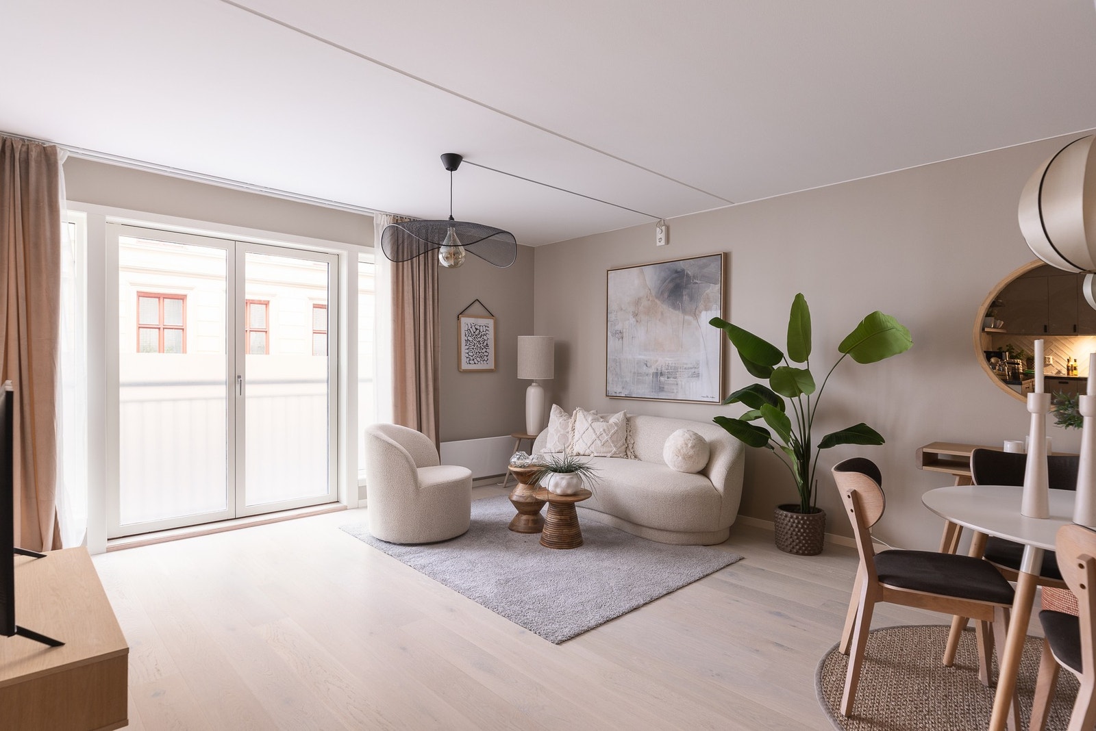 De doble dørene mot den franske balkongen slipper inn rikelig med naturlig dagslys. Galleribilde