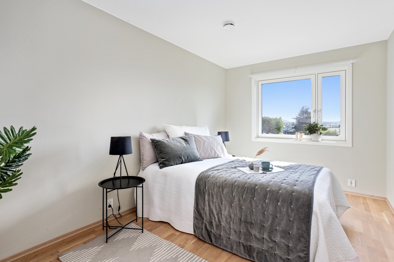 Hovedsoverommet er av god størrelse. Her er det god plass til seng og skap. Galleribilde