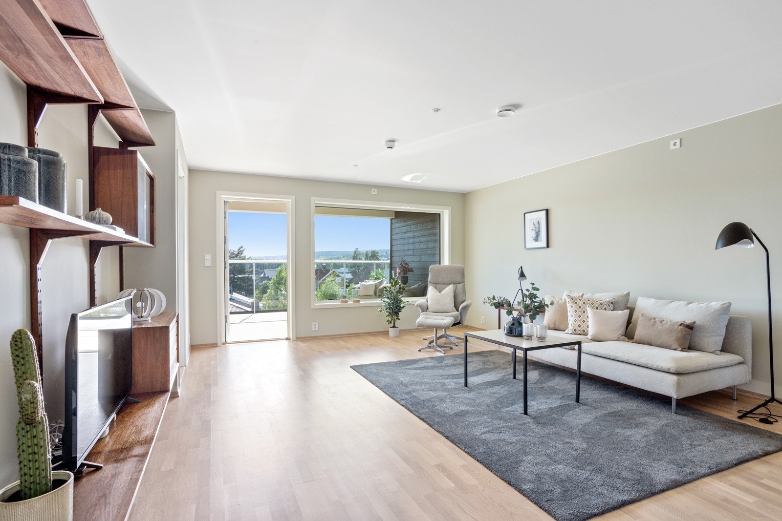 Stuen er lys og trivelig og kan møbleres på forskjellige måter. Galleribilde