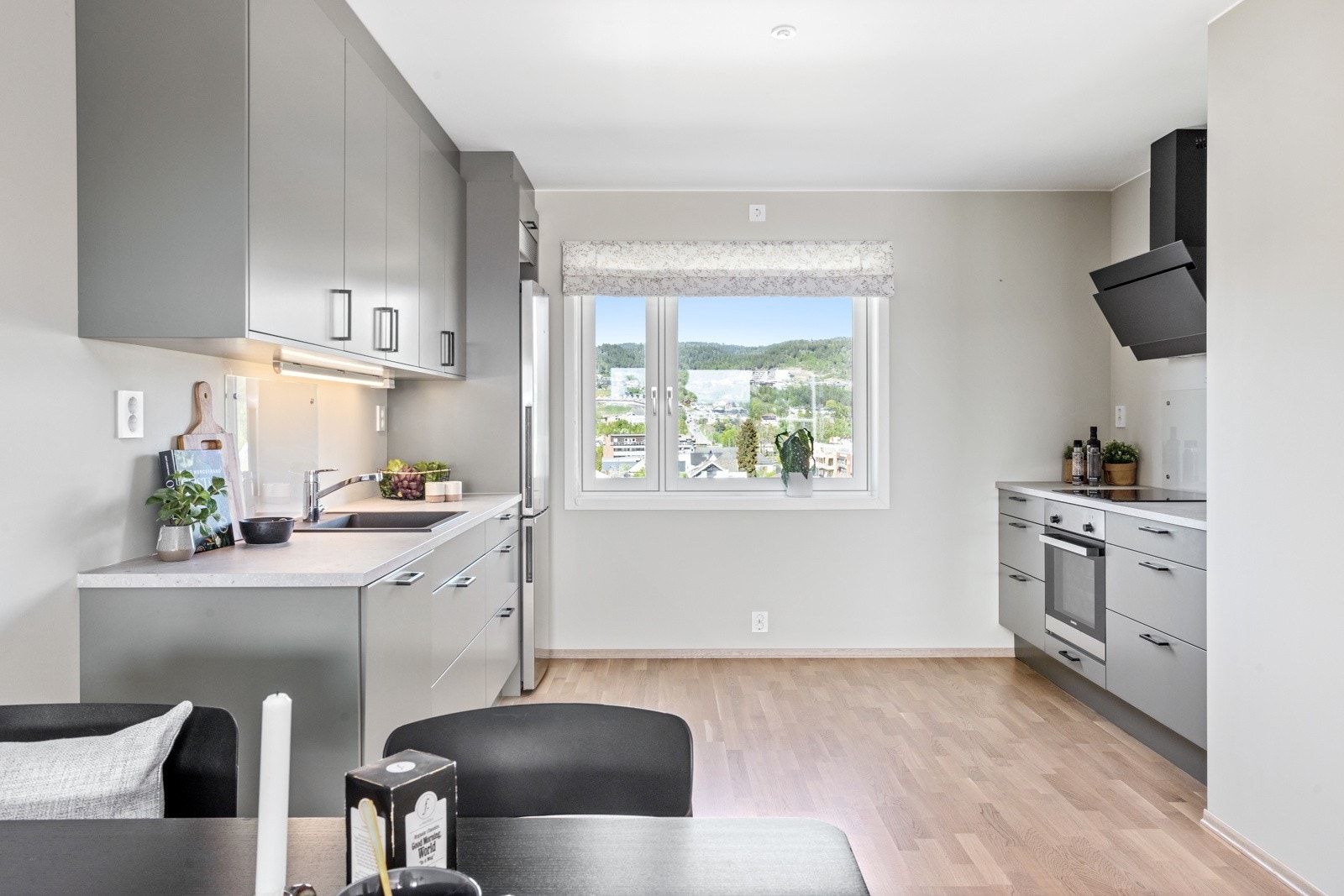 Kjøkkenet har eget vindu som slipper inn godt med lys og gir fin utsikt. Galleribilde