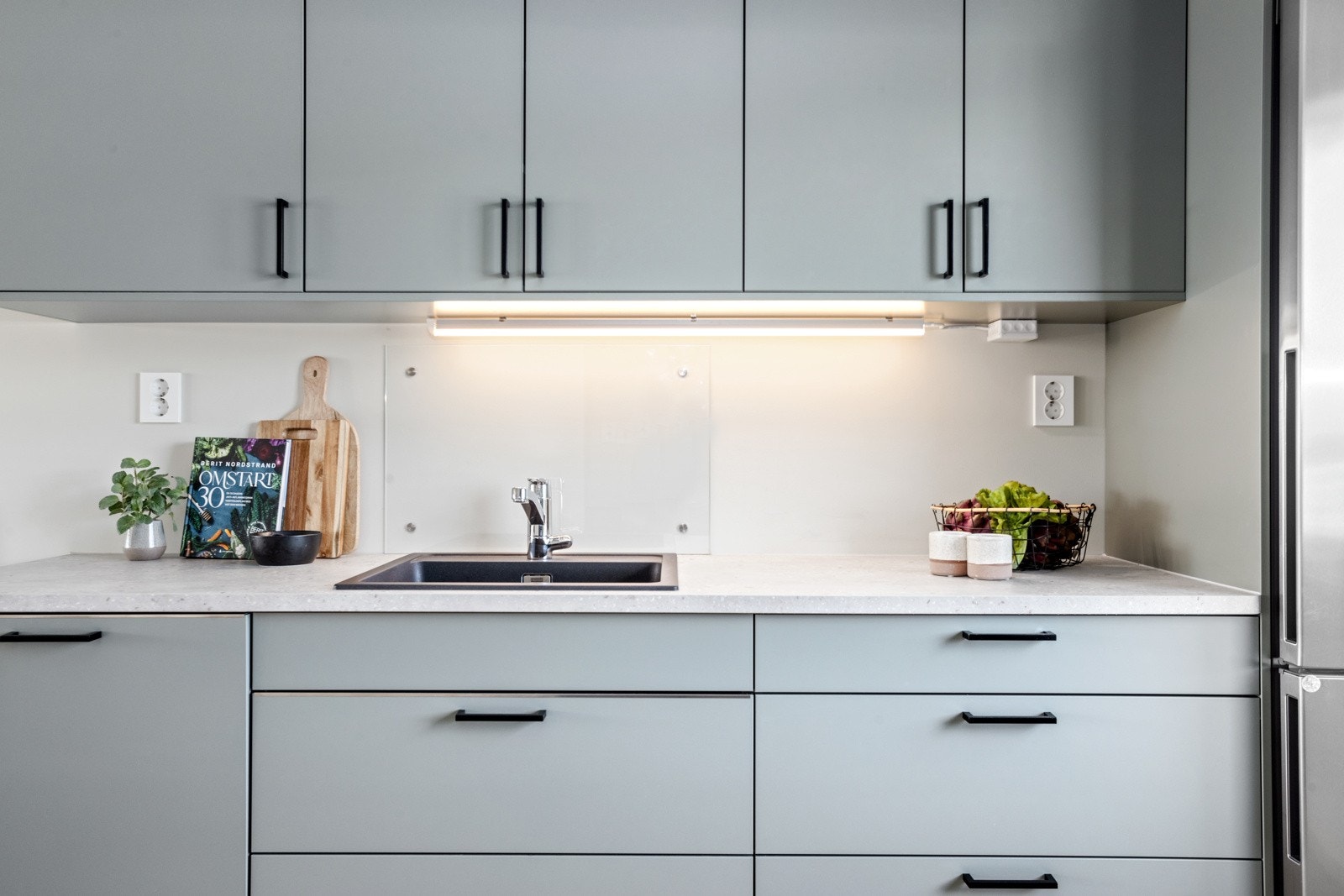 Kjøkkeninnredning i delikat farge. Galleribilde