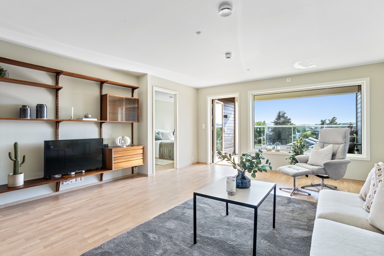 Store vindusflater slipper inn masse naturlig lys i stuen. Galleribilde