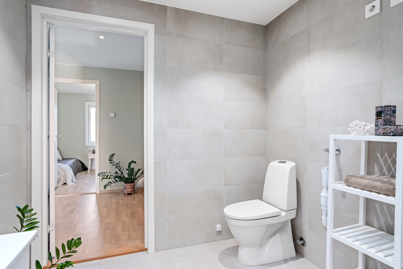 Gulvmontert wc og opplegg til vaskesøyle. Galleribilde