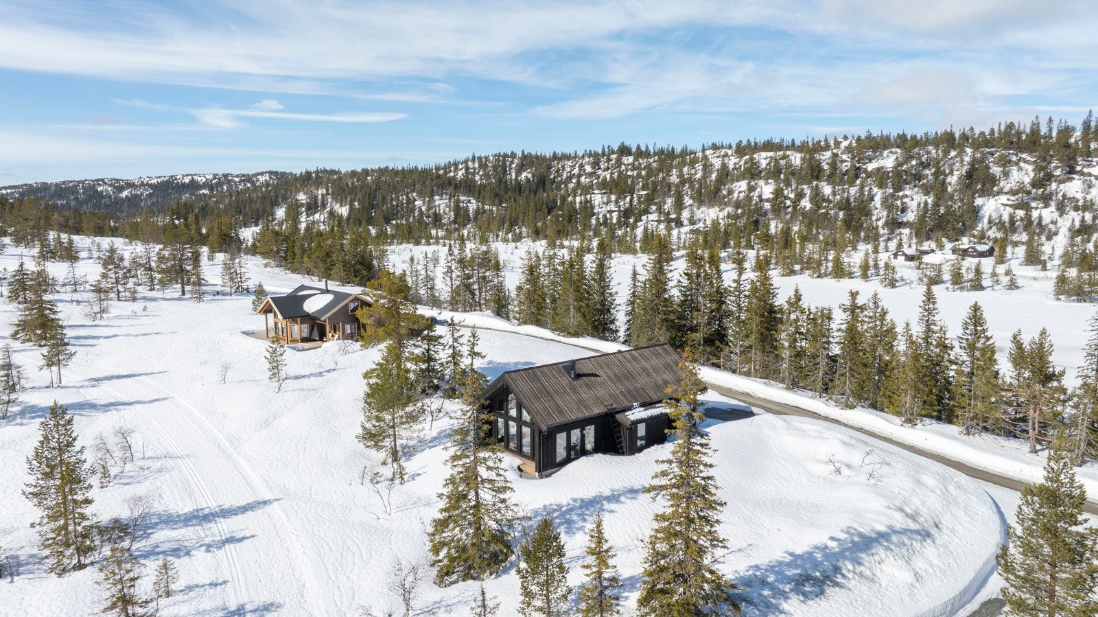 Med sin naturskjønne beliggenhet er det likevel enkelt å nå sentrale fasiliteter. Nærmeste tettsted har butikker, restauranter og skoler, noe som gjør det praktisk og enkelt å dekke daglige behov uten å måtte reise langt. Galleribilde