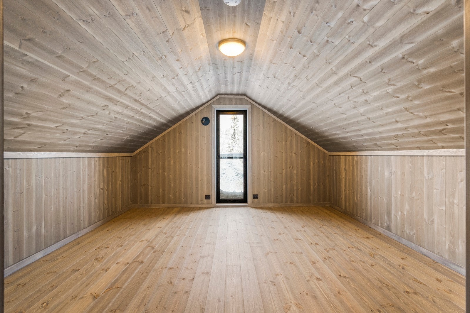 Stort og romslig soverom, som også kan brukes som hjemmekontor. Galleribilde