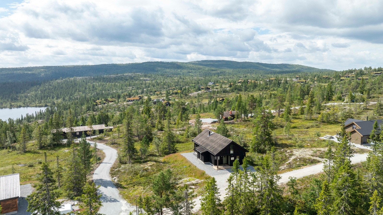 Rett utenfor hytteveggen ligger alt til rette for at både barn og voksne skal kunne trives når de er på ferie på hytta. Galleribilde