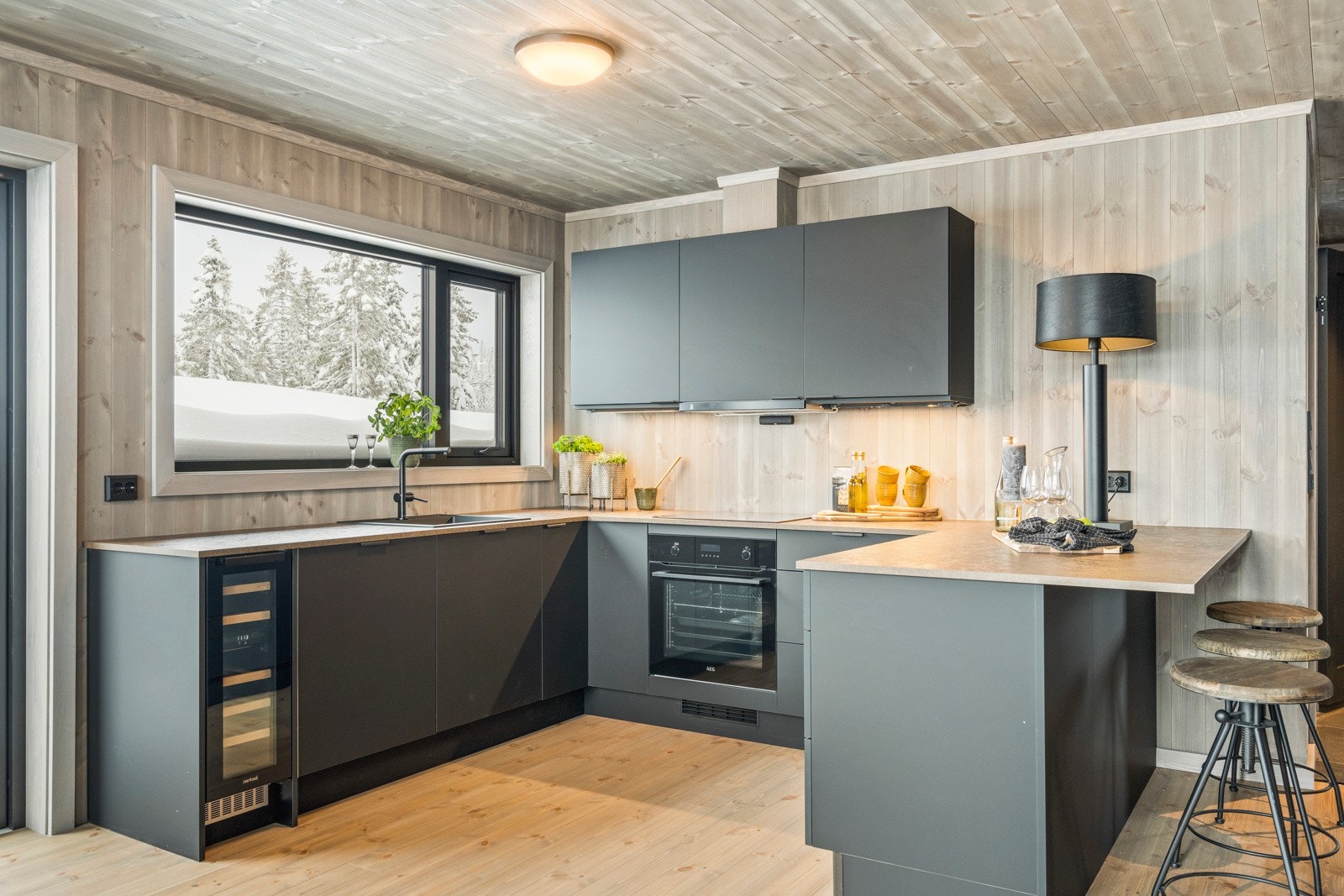 Kjøkkenet har innredning med glatte fronter på tre vegger pluss bardisk. Galleribilde