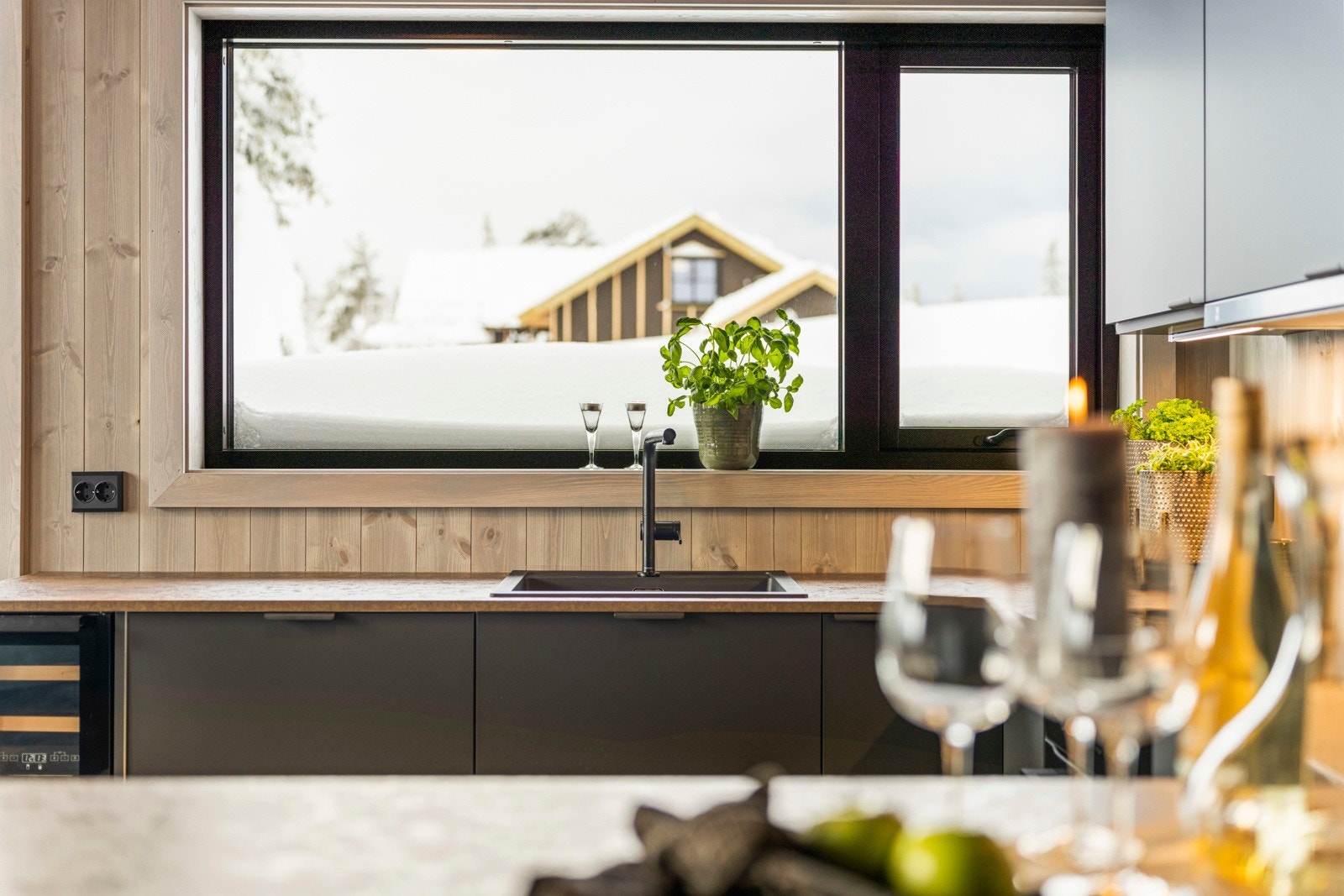 Benkeplaten er av laminat, og gir 5,8 meter med benkeplass. Galleribilde