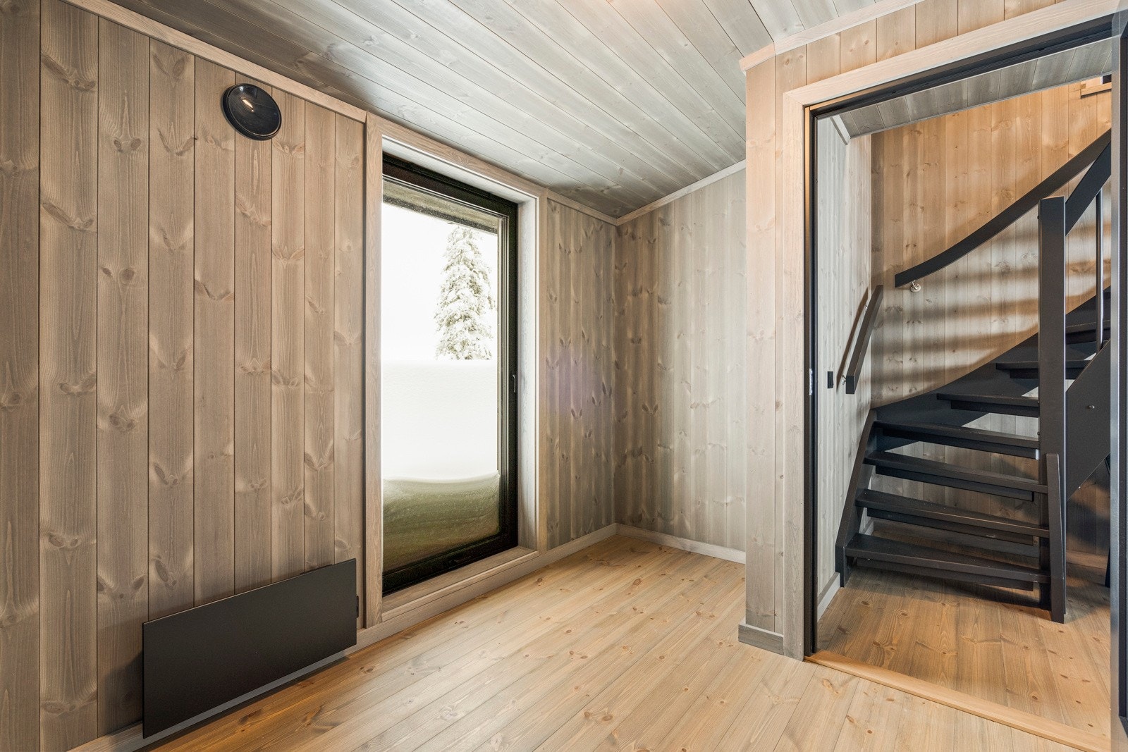 Stor og innbydende gang med gode oppbevaringsmuligheter av yttertøy og sko. Galleribilde