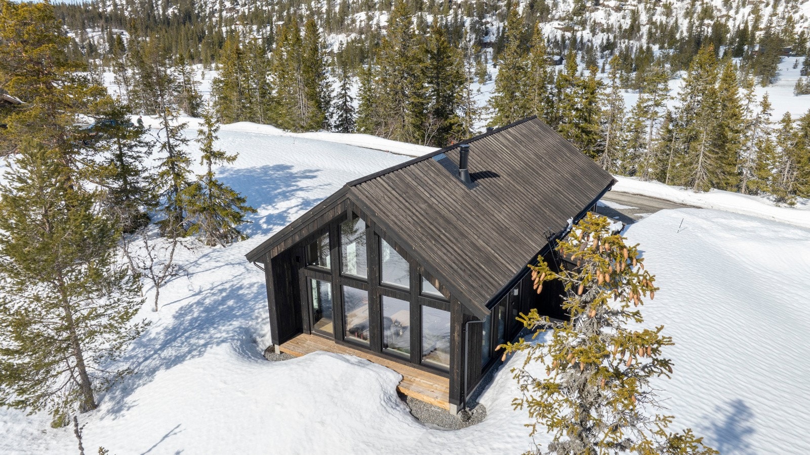 PRIVATmegleren Park ved Lars Jakob Aarak har gleden av å få presentere denne rålekre hytta fra 2022, som ligger meget solrikt til på beliggenhet på Huvtjønn i Nissedal kommune. Galleribilde