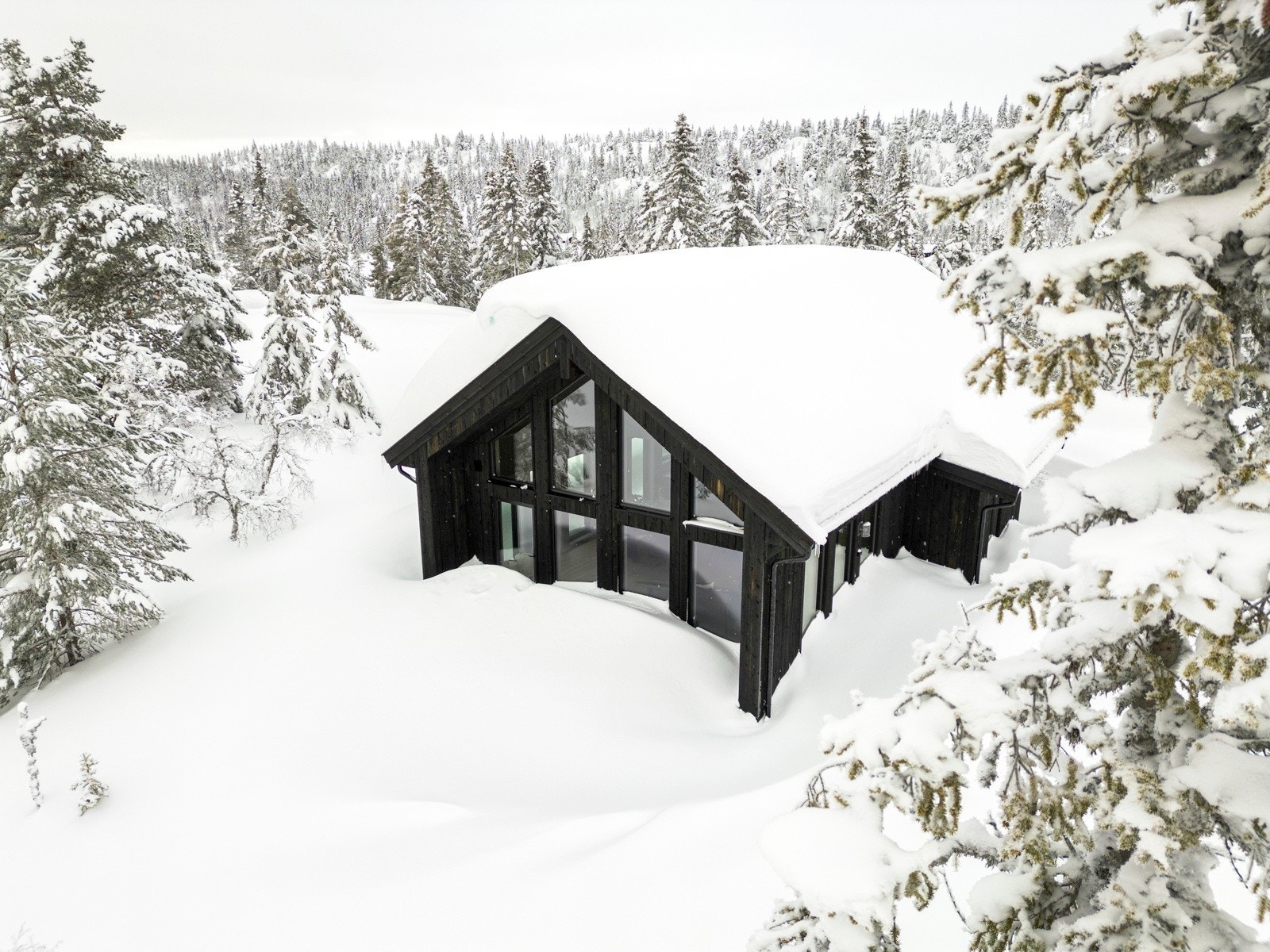 For de som er glade i å stå på ski, er det flere skianlegg i nærheten, som tilbyr varierte løyper for alle ferdighetsnivåer. Galleribilde