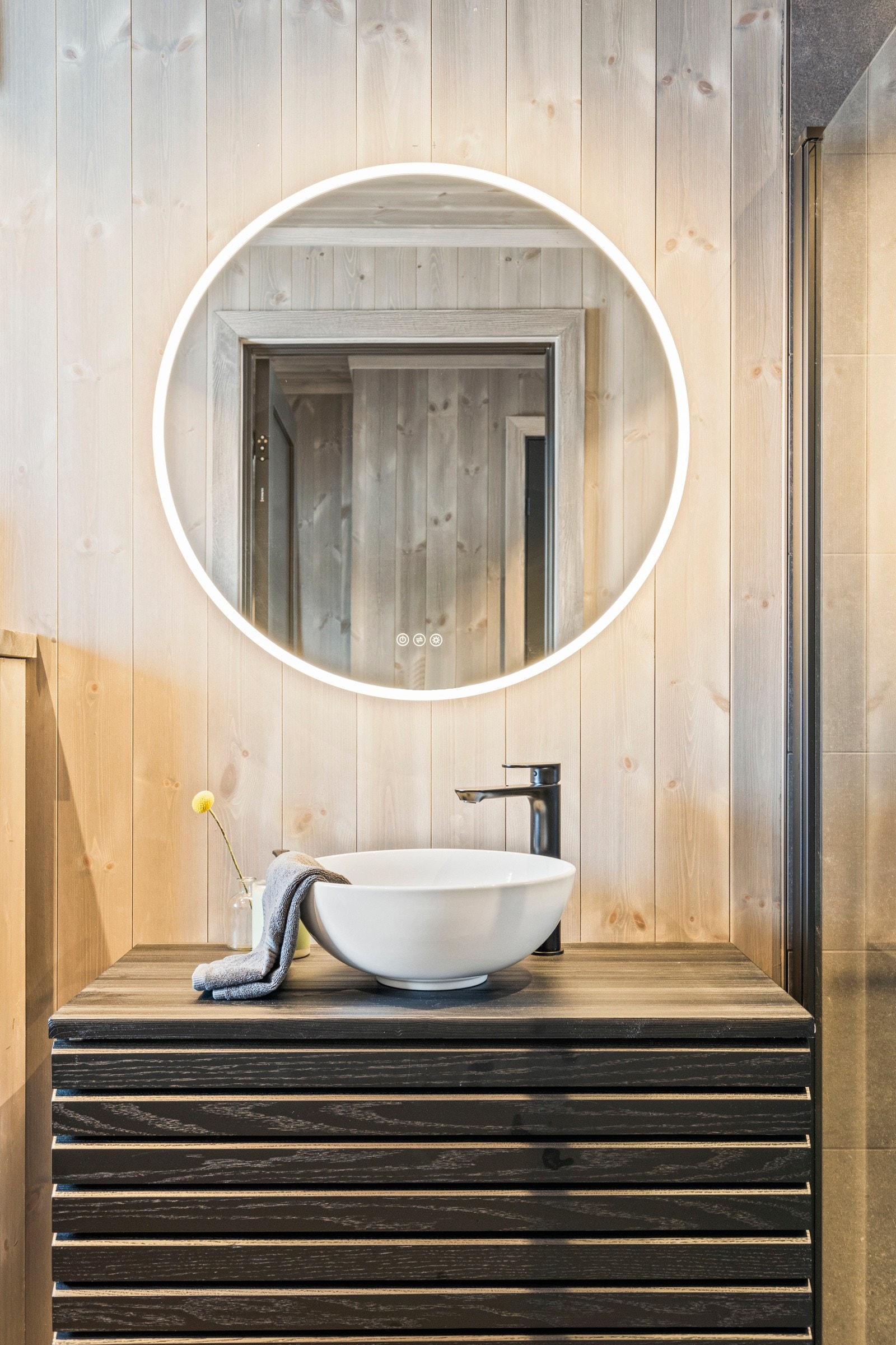 Rommet har innredning med benk m/vask og speil, vegghengt dusj med dører i glass og vegghengt toalett. Galleribilde