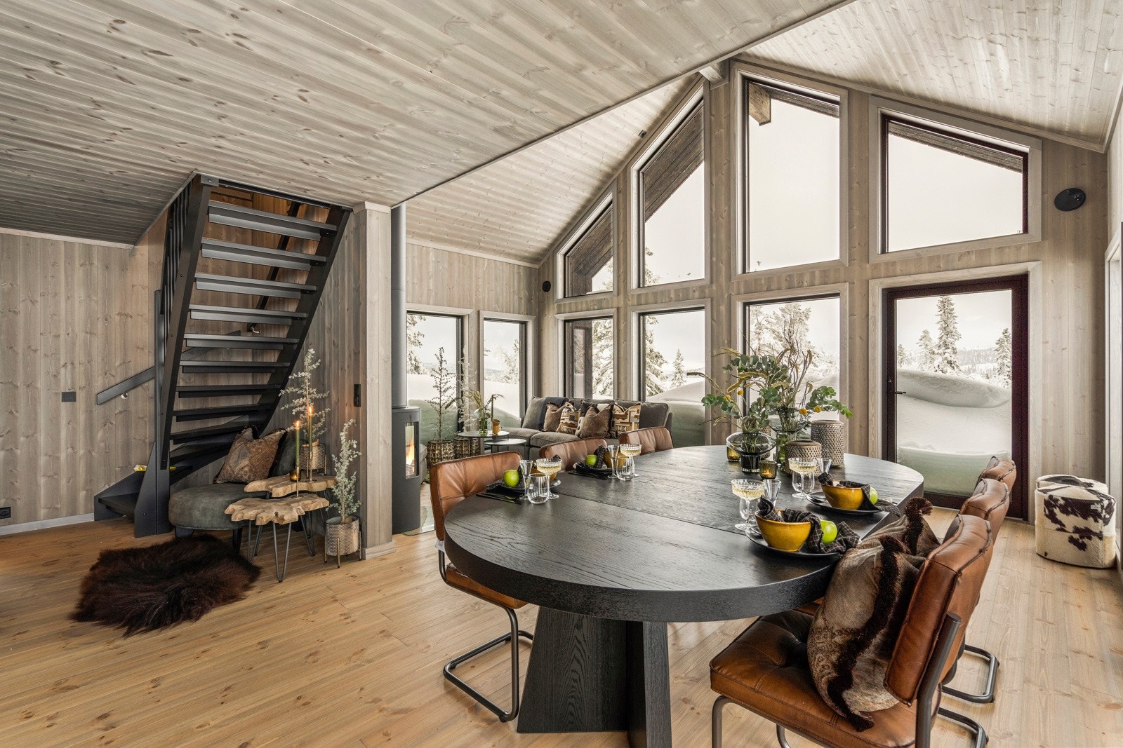 Moderne arkitektur med store vinduer maksimerer utsikten og lyset. Galleribilde