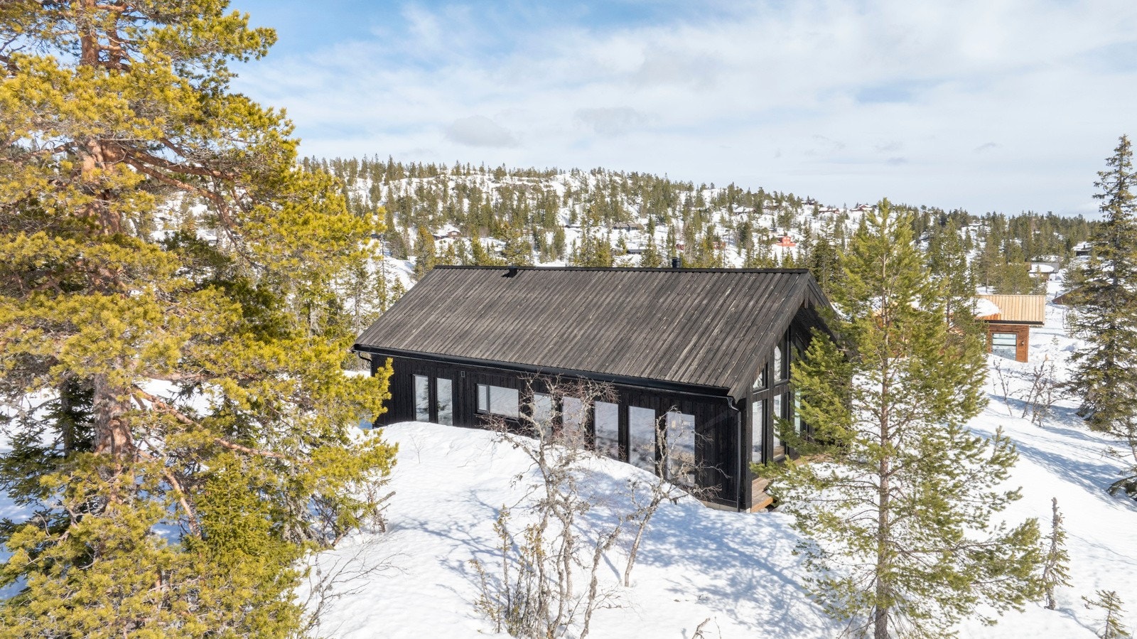 Rett utenfor hytteveggen ligger alt til rette for at både barn og voksne skal kunne trives når de er på ferie på hytta. Galleribilde