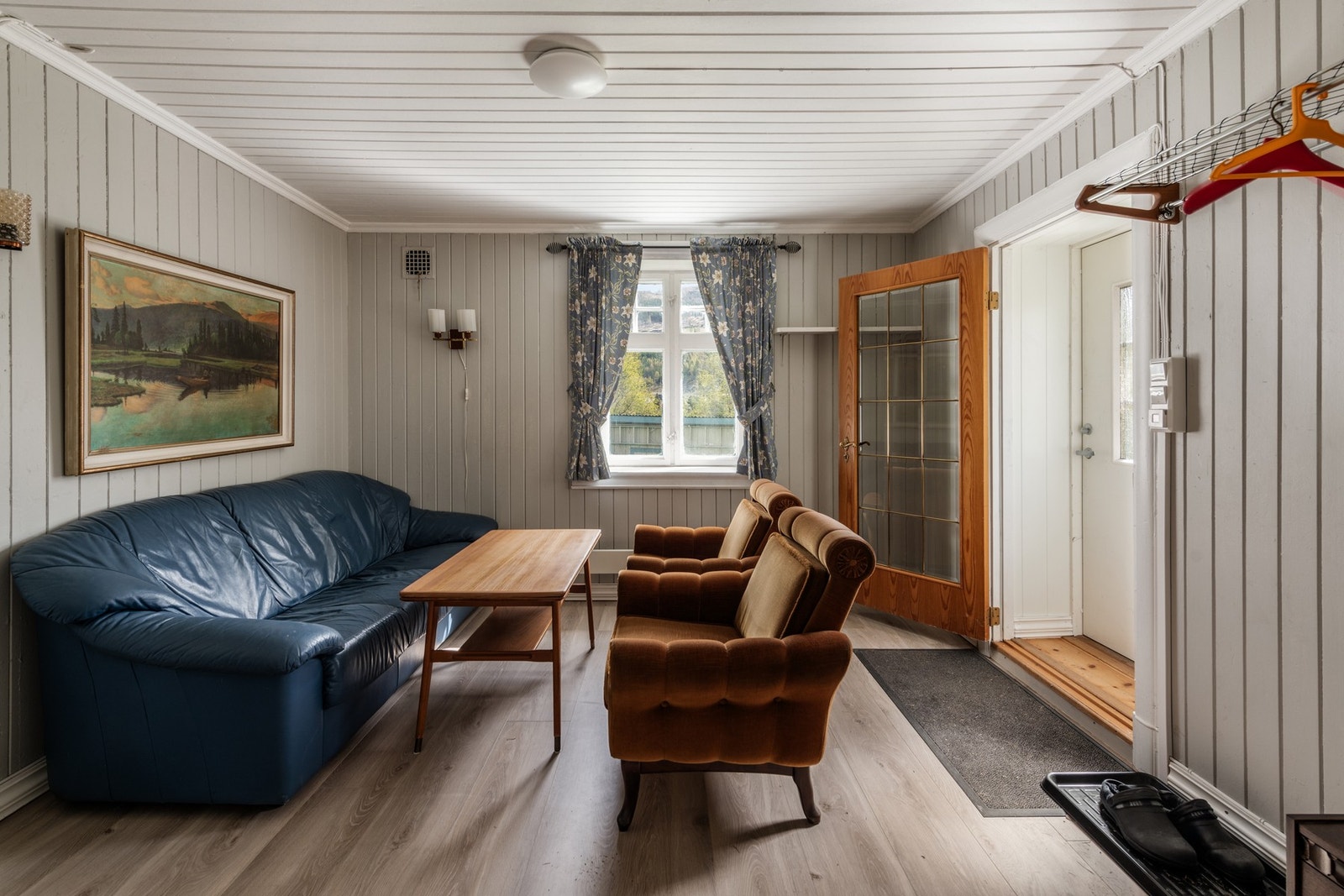 LEILIGHET 4: Stue i leilighetens underetasje. Her er det egen utgang. Galleribilde