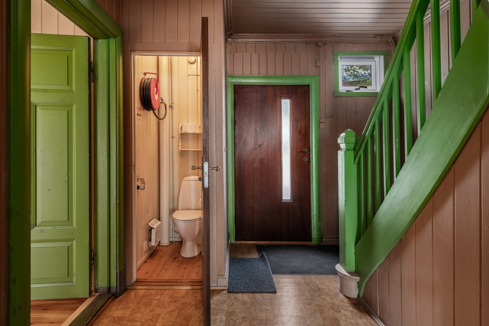 Felles inngang og trappegang for 1., 2. og 3. etasje. Alle etasjene har et separat toalett i tilknytning til trappegangen. Galleribilde