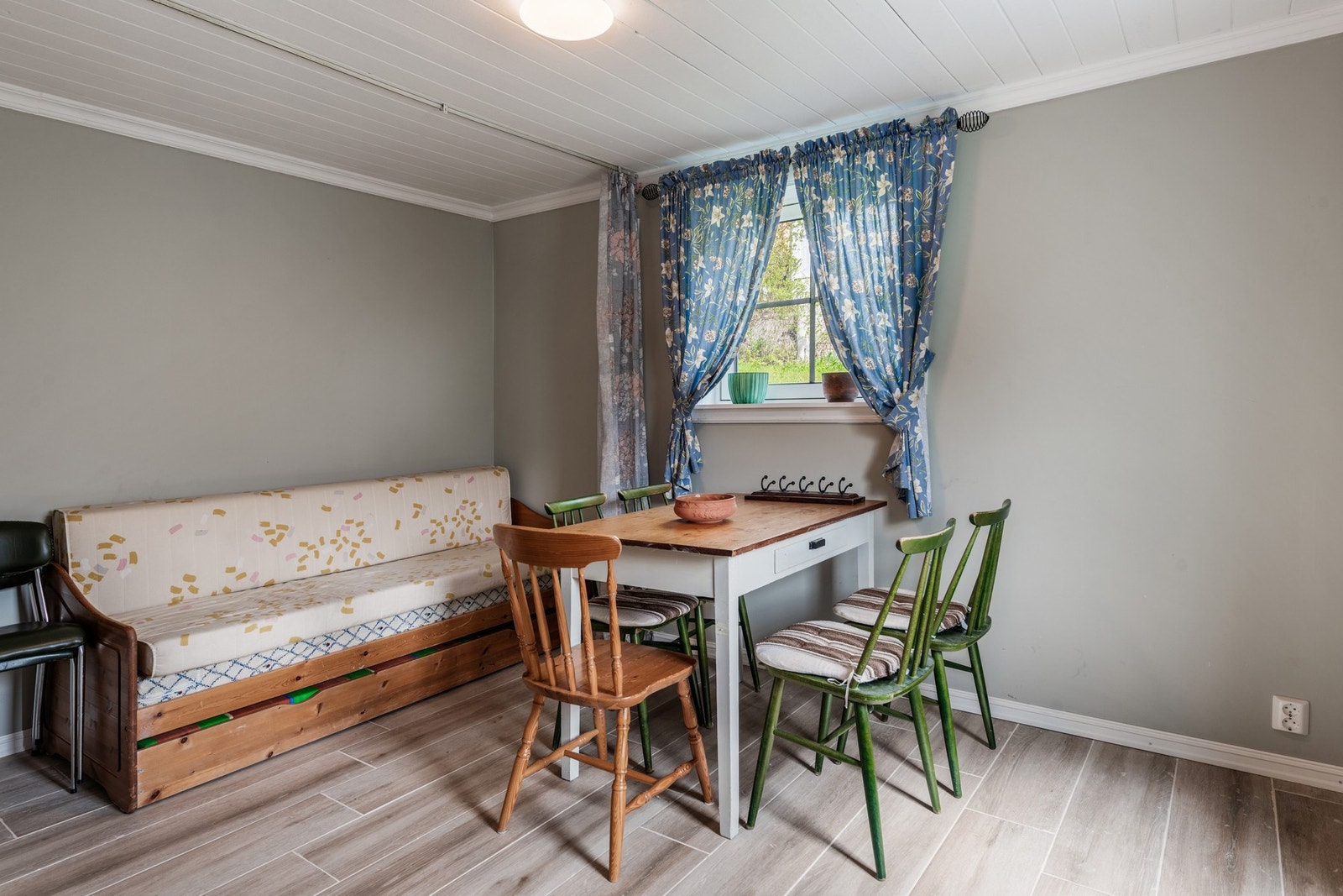 UNDERETAJSE GJESTEROM: Kjøkken/stue/soverom Galleribilde