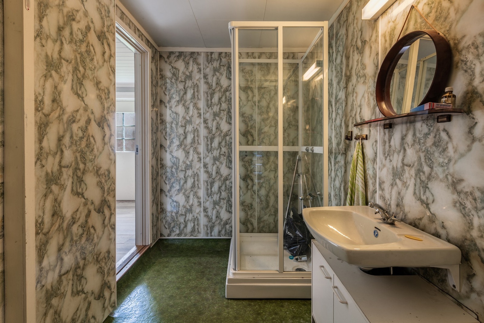 UNDERETAJSE GJESTEROM: Bad Galleribilde