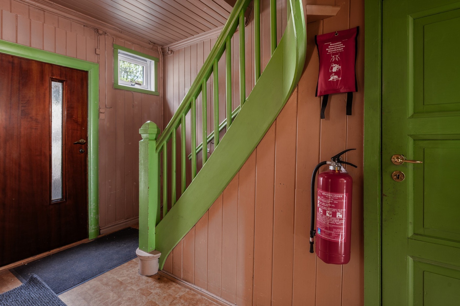 Felles inngang og trappegang for 1., 2. og 3. etasje. Galleribilde