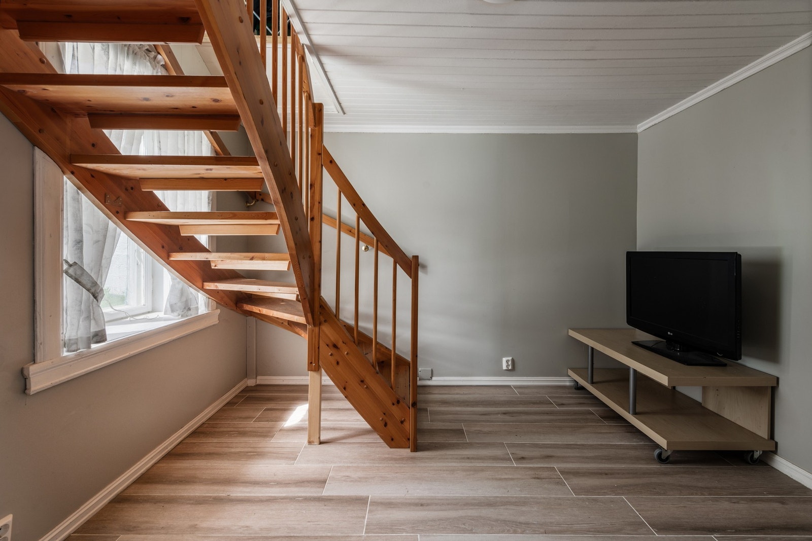 LEILIGHET 4: Trapp til leilighetens underetasje Galleribilde