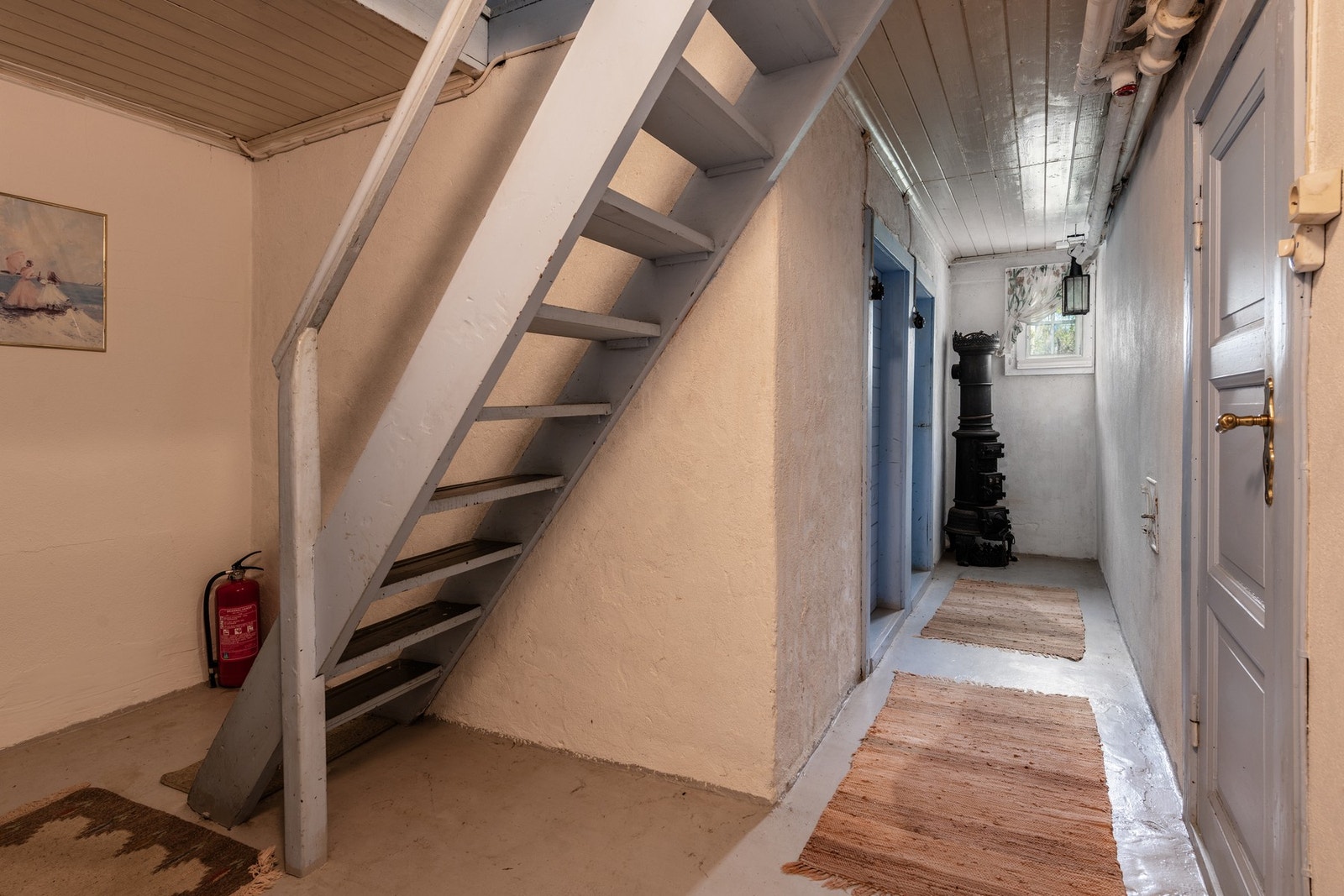 UNDERETASJE: Trappegang med ett toalett og 3 boder. Her er det også gjennomgang inn til hybelen. Galleribilde