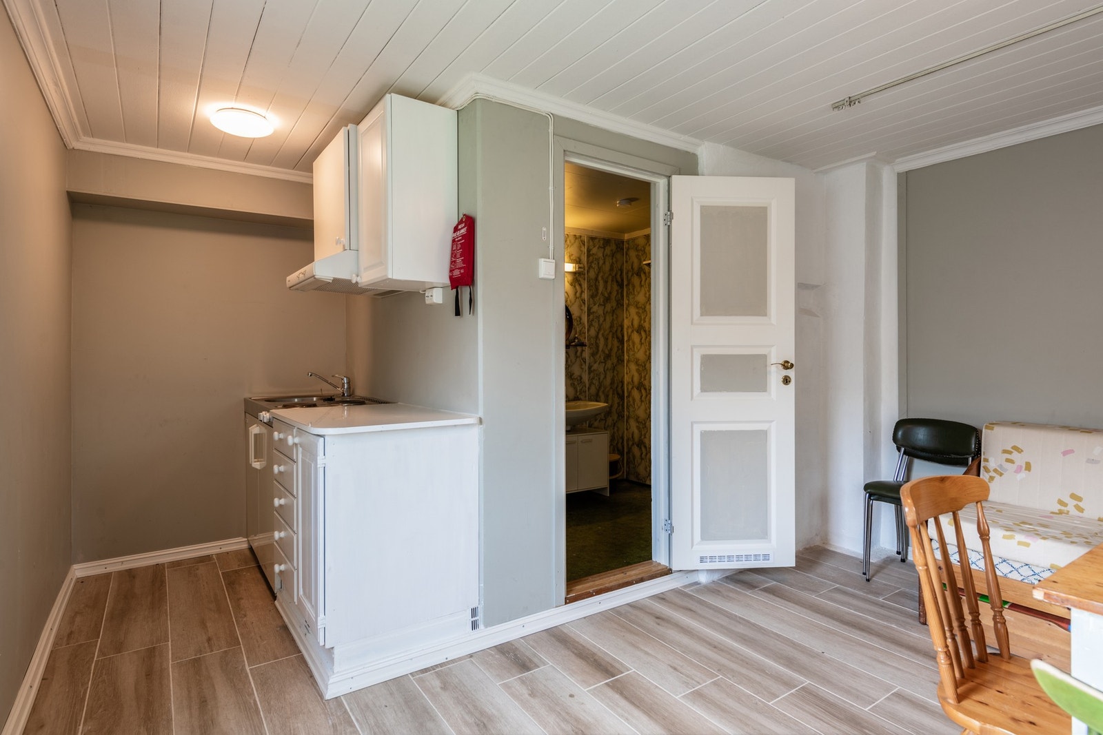 UNDERETAJSE GJESTEROM: Kjøkken/stue/soverom Galleribilde