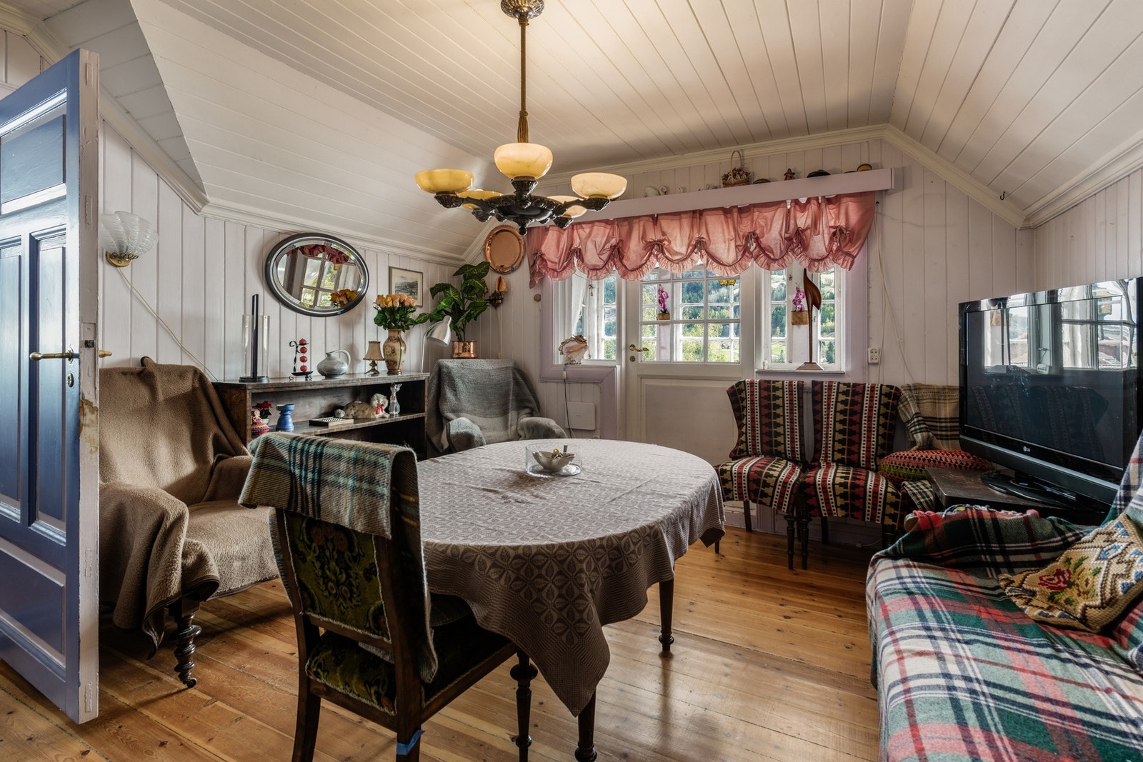 LEILIGHET 3: Stue Galleribilde