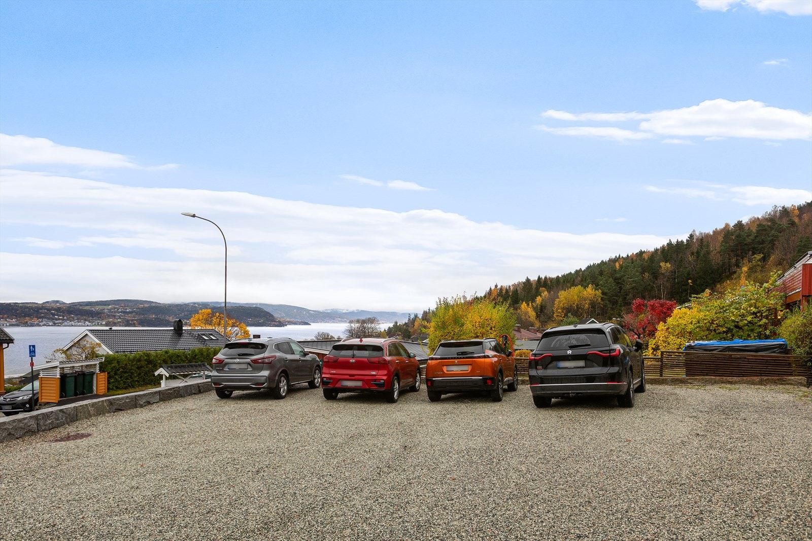 Boligen disponerer en utvendig biloppstillingsplass Galleribilde