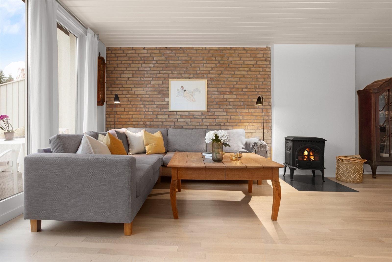 Videre er det god plass til romslig sofagruppe med tilhørende tv-møblement Galleribilde