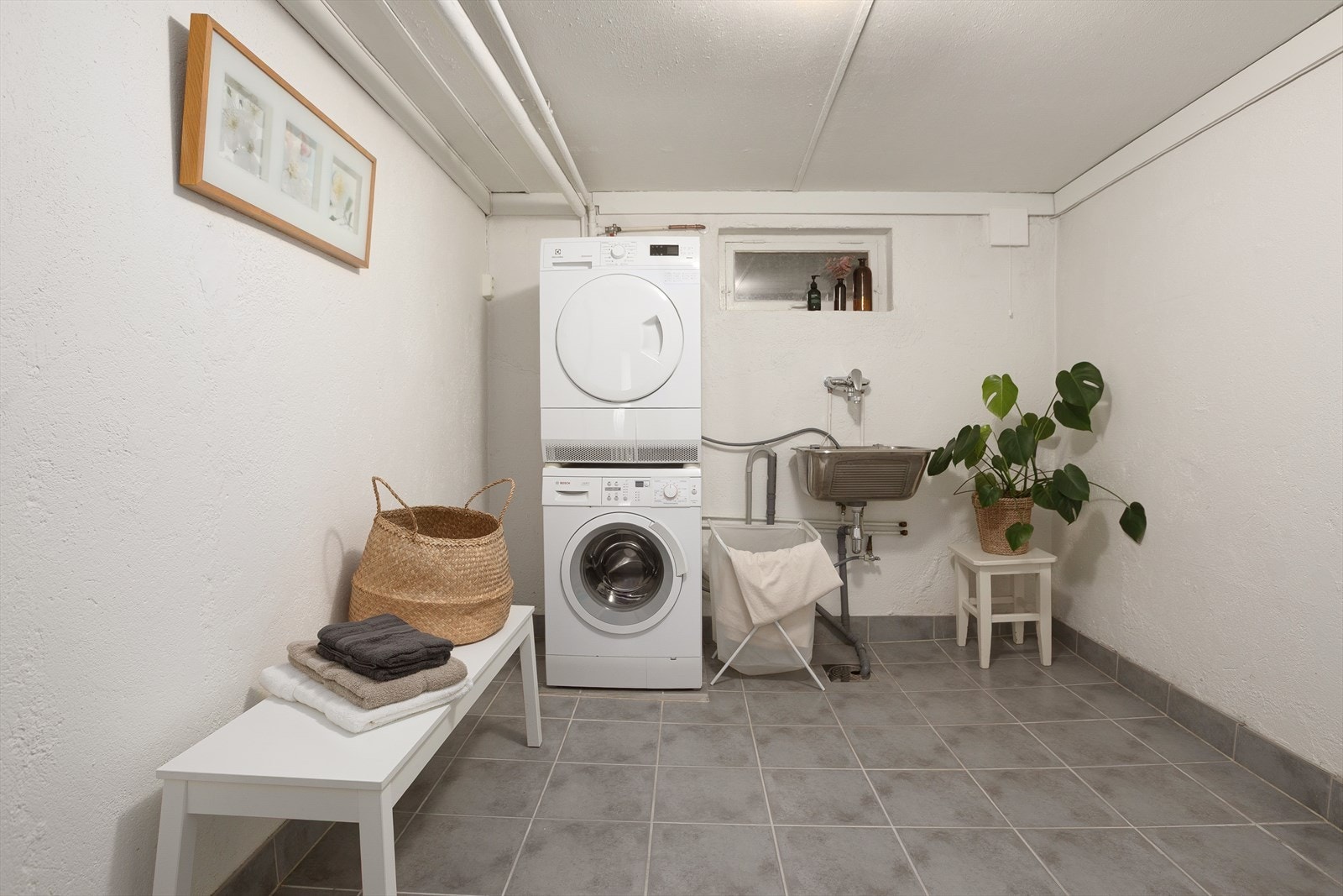 Romslig og praktisk vaskerom Galleribilde