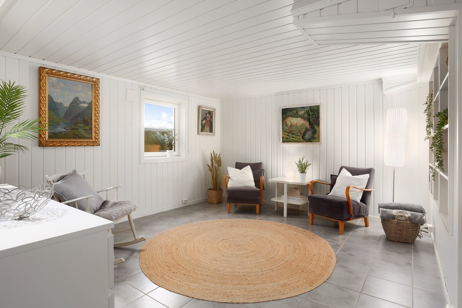 Deler av kjelleren er innredet som kjellerstue, dog ikke formelt godkjent som dette Galleribilde