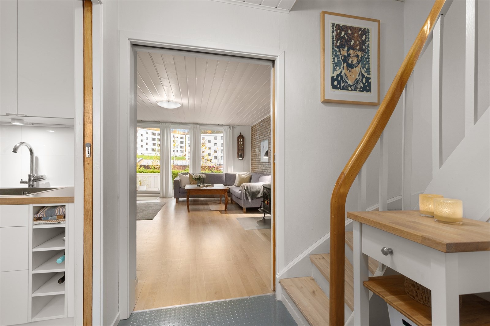 Gang med videre adkomst til stue og kjøkken Galleribilde