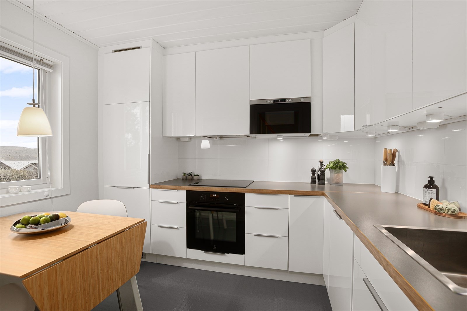 Pent kjøkken fra 2014 med innredning fra Ikea Galleribilde