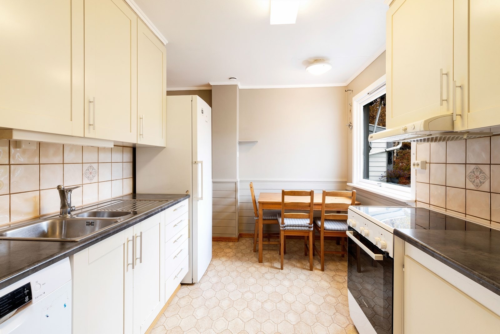 Plass til kjøkkenbord under vinduet Galleribilde