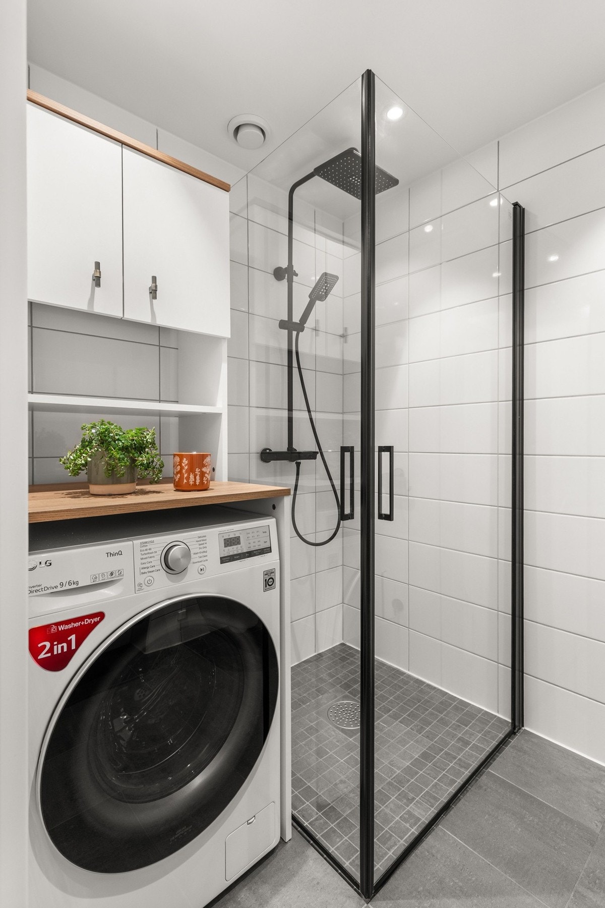 Badet i underetasjen er fra byggeåret (2020) og er utført som prefabrikkert våtromskabin. Galleribilde