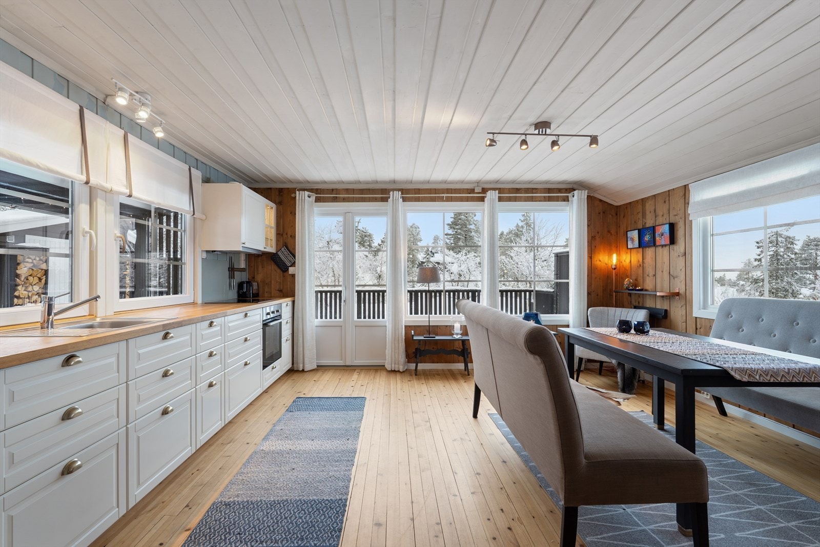 Kjøkken fra 2017, stilfullt og funksjonelt med profilerte fronter som gir et klassisk og elegant uttrykk. Galleribilde