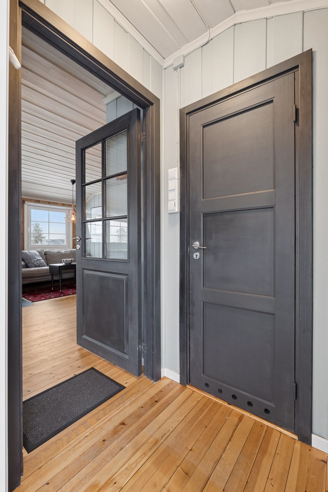 Entrè som har godt med plass til å henge fra seg yttertøy og sette fra seg sko. Et hyggelig førsteinntrykk idet du trer innenfor hoveddøren. Galleribilde