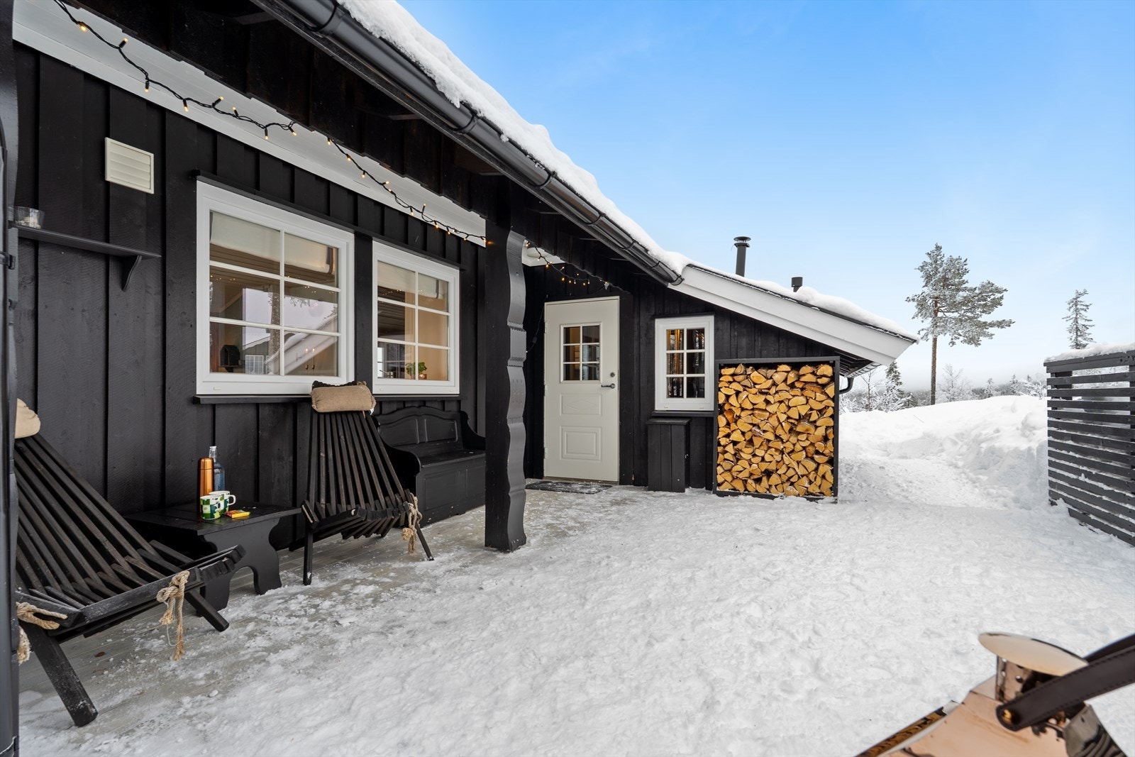 Koselig inngangsparti med stor og innbydende terrasse, klar for å nytes året rundt. Galleribilde