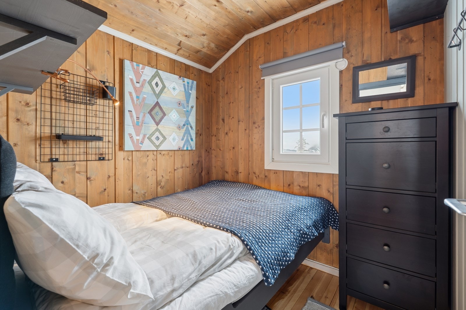 Soverom 2 er lyst og trivelig soverom med plass til seng og garderobeskap. Galleribilde