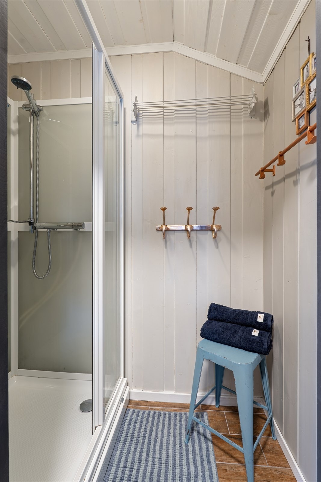 Dusjrom fra 2017 som fremstår som lyst, praktisk og velholdt, med flislagt gulv og elektriske varmekabler som gir en behagelig varme under føttene. Galleribilde